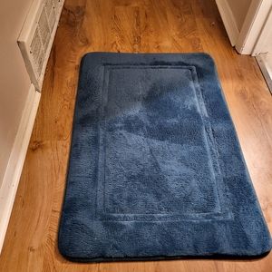 Plush bath mat
